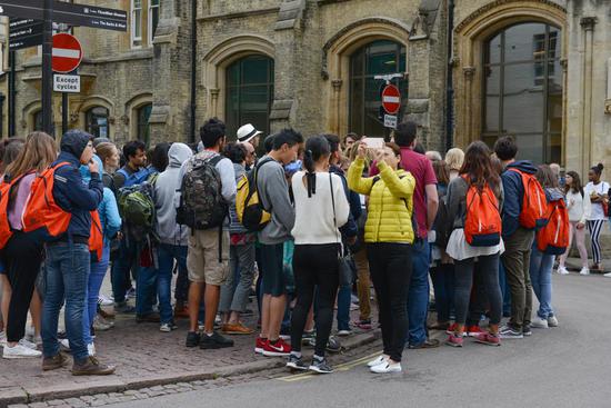 Students from China as well as other countries pay a visit to the University of Cambridge last August. (PHOTO BY YIN YIZHI/FOR CHINA DAILY)