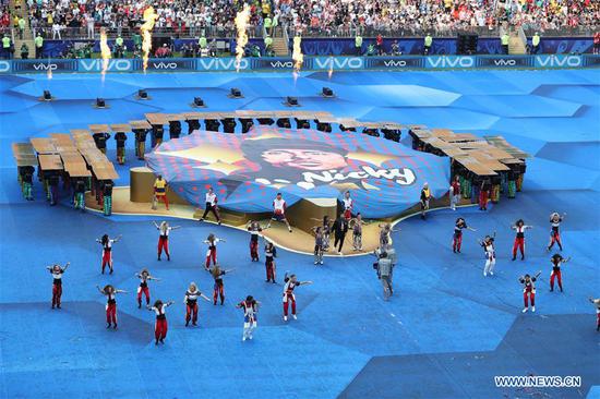 Singer Nicky Jam and a troupe of dancers perform during last Sunday's closing ceremony of the FIFA World Cup at Luzhniki Stadium in Moscow, backdropped by advertising for Chinese smartphone brand Vivo. (Photo/Xinhua)