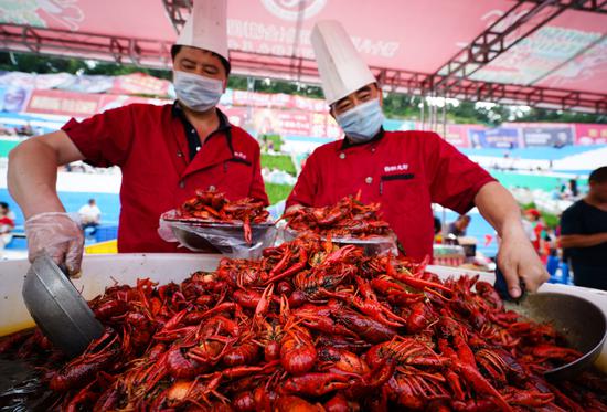The 18th China Xuyi (Jin Cheng) International Lobster Festival, held in Xuyi, Jiangsu province, from June 12 to 29, attracted crowds of diners. (Photo/Xinhua)