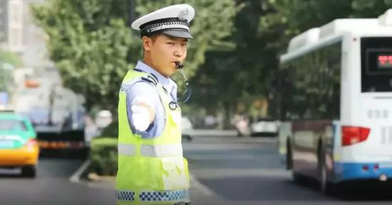Xi'an police officer Yi Yang speaks four languages, a skill that comes in handy when he's on duty. (Photo/Weibo)