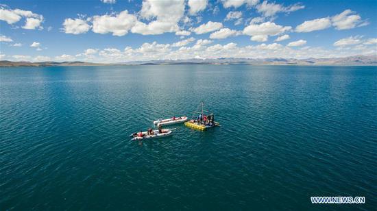 Scientific expedition team members conduct research on a lake in Ngari Prefecture, southwest China's Tibet Autonomous Region, Sept. 4, 2017. (Xinhua/Liu Dongjun)