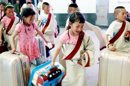 A group of Tibetan children from three primary schools in Qinghai province arrive in Suzhou, Jiangsu province on April 19 for a weeklong study tour, experiencing the urban life and interacting with local students. (PHOTO BY HUA XUEGEN/FOR CHINA DAILY)