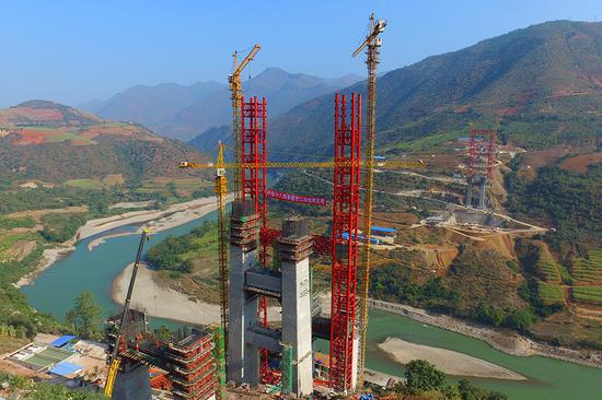 Bridge piers are being built across the Nujiang River in Yunnan province, as part of the China-Laos railway project. (Photo/Xinhua)