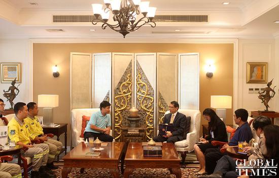 Thai Ambassador to China Piriya Khempon talks with members of the two Chinese rescue teams during a reception held in thanks for participating in the Thai cave rescue on July 18. (Photo: Cui Meng/GT)