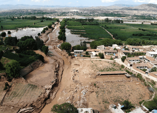 Floodwaters inundate farms in Cuijia village in Gansu province's Dongxiang autonomous county on Thursday. The flood, which was triggered by heavy rain, damaged houses and crops. Disaster relief work is underway. (Photo/China News Service)