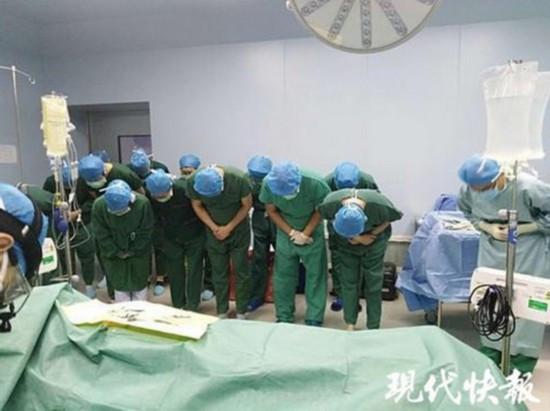 Medical staff bow to the body of Abear Wilbert, who  was declared brain dead in the Taizhou City People’s Hospital, July 17, 2018.  (Photo/Modern Express)