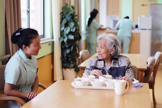 An elderly woman dining at a nursing home in Hangzhou. [Sun Yidou/for China Daily] 