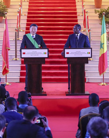 President Xi Jinping receives Senegal’s top medal of honor from Senegalese President Macky Sall as they jointly meet with the media in Dakar, Senegal, on Saturday. XIE HUANCHI / XINHUA