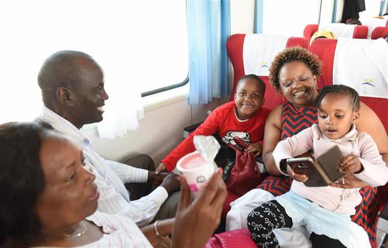 Passengers take a train from Nairobi to Mombasa along the Mombasa-Nairobi Standard Gauge Railway (SGR) in Kenya, on June 9, 2017. (Xinhua/Li Baishun)