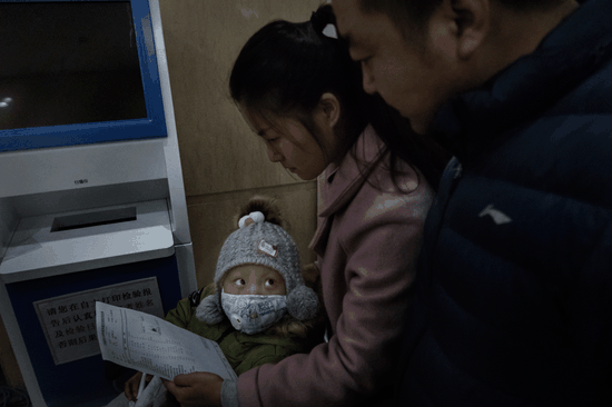 The family of youngster Yajun, from Hanzhong, Shaanxi province, has spent 700,000 yuan ($103,000) in the six months since she was diagnosed with cancer. (ZHANG GUONING/FOR CHINA DAILY)