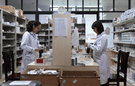 Pharmacists work at a hospital in Nanning, Guangxi Zhuang autonomous region. Prices of cancer treatment drugs in China are expected to be reduced. (Photo/Xinhua)