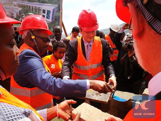 Rwandan government officials and Chinese firm executives at the groundbreaking ceremony for the district hospital, February 9, 2018, in Kigali, Rwanda. /Xinhua Photo