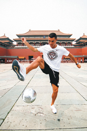 ive-time Ballon d'Or winner Ronaldo shows off his ball skills during a visit to the Forbidden City in Beijing. (PROVIDED TO CHINA DAILY)