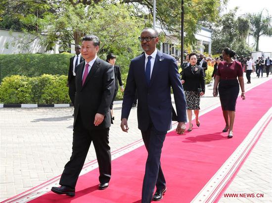 Chinese President Xi Jinping (L front) and Rwandan President Paul Kagame walk to a meeting hall for their talks in Kigali, Rwanda, July 23, 2018. (Xinhua/Pang Xinglei)