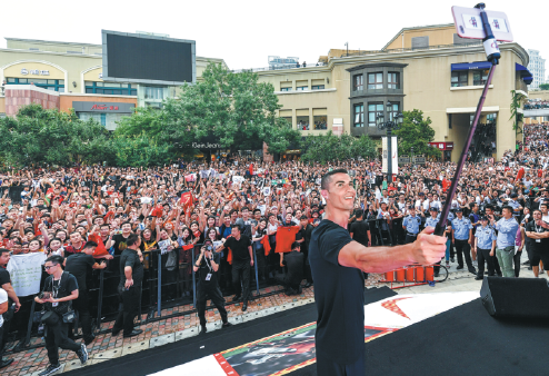 Cristiano Ronaldo takes a selfie with hundreds of Chinese fans during a branding event organized by sponsor Nike at Beijing's Solana shopping mall on Thursday. (PROVIDED TO CHINA DAILY)
