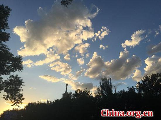 The number of days with good air quality in Beijing from January to June accounts for 55.9 percent of the total. This photo was taken at dusk in the Haidian District, Beijing, on June 27, 2018. (Photo/China.org.cn)
