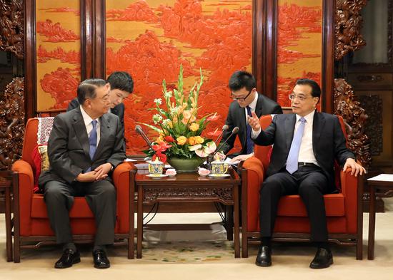 Premier Li Keqiang meets with Tadamori Oshima, speaker of the Japanese parliament's House of Representatives, in Beijing on Tuesday. (Photo by Wang Zhuangfei/China Daily)