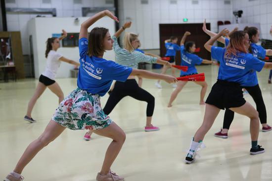The students get some tai chi lessons. (Photo provided to China Daily)