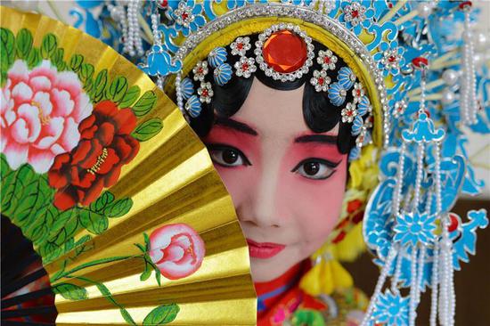 A student is dressed as Yangguifei, a famous concubine from the Tang Dynasty (618-907) at Guangraolu Primary School in Qingdao city of Shandong Province(Photo/Asianewsphoto)