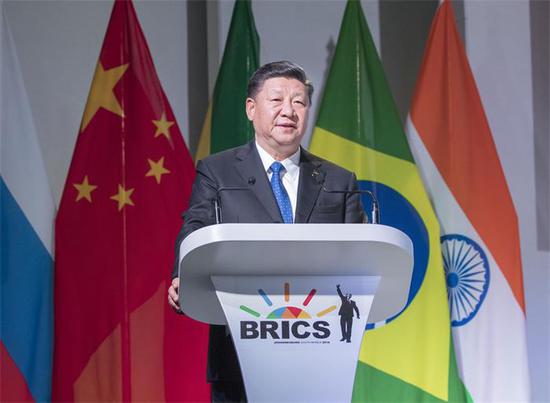 President Xi Jinping addresses the BRICS Business Forum held in Johannesburg on Wednesday. He said it is an irreversible trend for emerging markets and developing nations to rise over the coming years. (Photo/Xinhua)