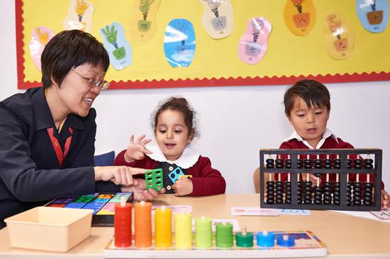A Chinese teacher is giving a Mandarin lesson to pupils at Kensington Wade in West London. (Photo provided to chinadaily.com.cn)