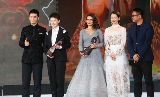 Operation Red Sea's actress Jiang Luxia (second left) and Dangal's actress Fatima Sana Shaikh (center) jointly win the best action actress award at the movie event. (Photo: China Daily/Feng Yongbin) 