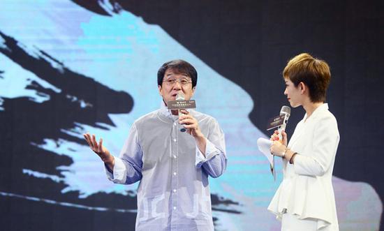 Chan recalls his early years of struggle as a stuntman during a forum in Datong. (Photo: China Daily/Feng Yongbin) 