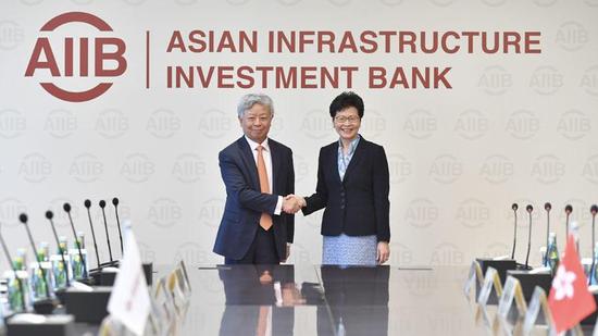 Hong Kong Chief Executive Carrie Lam (right) meets with the President of the Asian Infrastructure Investment Bank, Jin Liqun, in Beijing on July 26. 2018. (PHOTO / HKSAR GOVERNMENT)