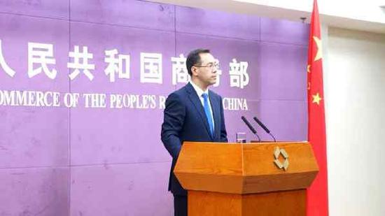 Gao Feng, spokesman of China's commerce ministry, takes questions from the media on Thursday afternoon in Beijing. (Photo/CGTN)