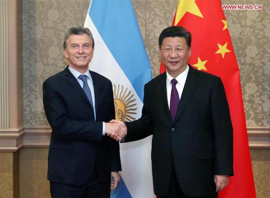 Chinese President Xi Jinping (R) meets with his Argentine counterpart Mauricio Macri in Johannesburg, South Africa, July 26, 2018. (Xinhua/Liu Weibing)