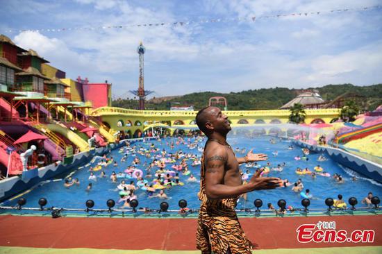 Ethiopian performer gets high-temperature vacation in Chongqing