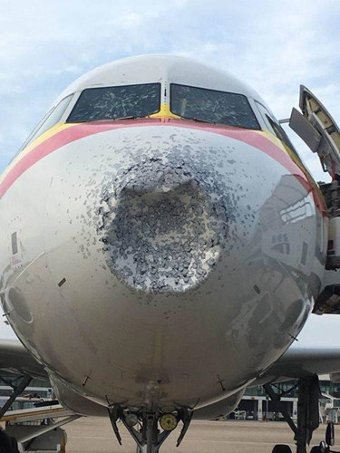 A view of the Tianjin Airlines passenger plane from flight A320 after it was hit by hail, July 26, 2018. (Photo from web)