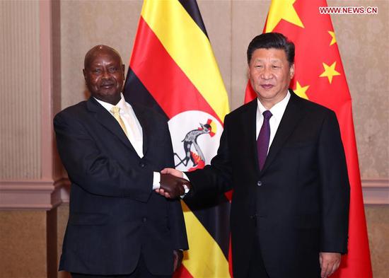 Chinese President Xi Jinping (R) meets with his Ugandan counterpart Yoweri Museveni in Johannesburg, South Africa, July 26, 2018. (Xinhua/Liao Yujie)
