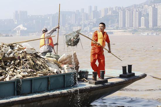 Liu Bo, collects debris from the Yangtze River. (Photo provided to China Daily)