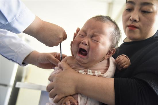 A baby is vaccinated at a clinic in Cheng'an county, Hebei Province. (Photo/Xinhua)