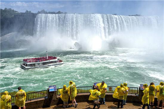 Tourists can view Niagara Falls in Canada from a helicopter, below or aboard a cruise ship. A growing number of Chinese are visiting North America's northernmost country to experience its diverse offerings. (Photo by Destination Canada/for China Daily)