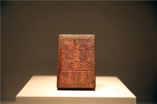The ongoing exhibition, Sunken Treasures in Jiangkou Battlefield, at the National Museum of China, features a selection of artifacts excavated from the Minjiang River in Sichuan province that are believed to be the site where 17th-century peasant-uprising leader Zhang Xianzhong abandoned treasures while losing the war. (Photo by Jiang Dong/China Daily)