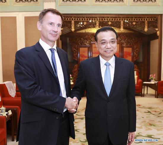 Chinese Premier Li Keqiang (R) meets with British Foreign Secretary Jeremy Hunt in Beijing, capital of China, July 30, 2018. (Xinhua/Ding Haitao)  