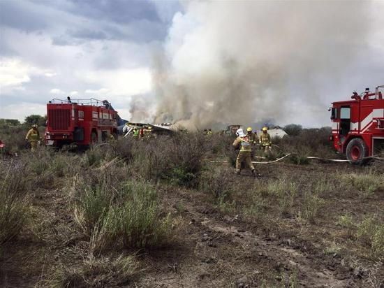 Photo taken with a mobile phone and provided by Durango's Civil Protection Department shows rescuers working on the site where a plane crashed in Durango, Mexico, on July 31, 2018. An Aeromexico plane crashed in the northern Mexican state of Durango, local media reported on Tuesday. (Xinhua/Durango's Civil Protection Department)