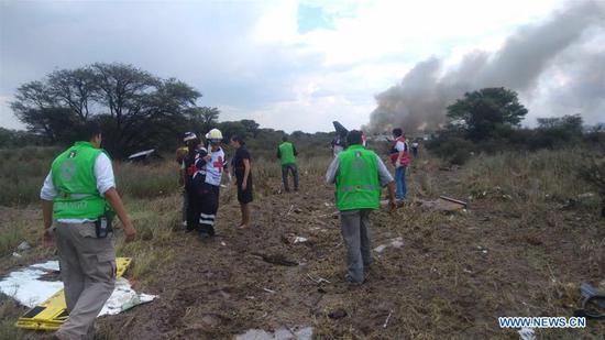 Photo taken with a mobile phone and provided by Durango's Civil Protection Department shows rescuers working at the site where a plane crashed in Durango, Mexico, on July 31, 2018. An Aeromexico plane crashed in the northern Mexican state of Durango, local media reported on Tuesday. (Xinhua/Durango's Civil Protection Department)