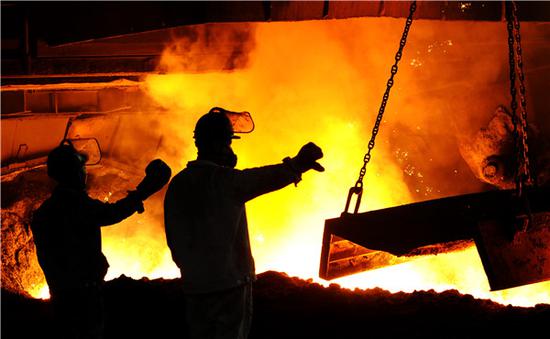 Employees work at a steel plant in Dalian, Liaoning Province. (LIU DEBIN/FOR CHINA DAILY)