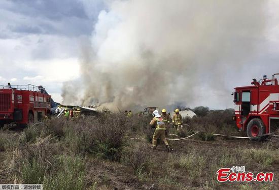 Photo taken with a mobile phone and provided by Durango's Civil Protection Department shows rescuers working on the site where a plane crashed in Durango, Mexico, on July 31, 2018. An Aeromexico plane crashed in the northern Mexican state of Durango, local media reported on Tuesday. (Photo/Agencies) 