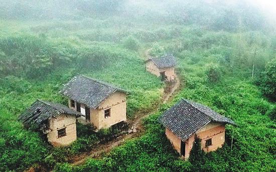 Residents of the Songwuchang group, Qingfeng village, Jiangxi, were relocated to protect the water quality of the Dongjiang River. (NORA ZHENG/CHINA DAILY)