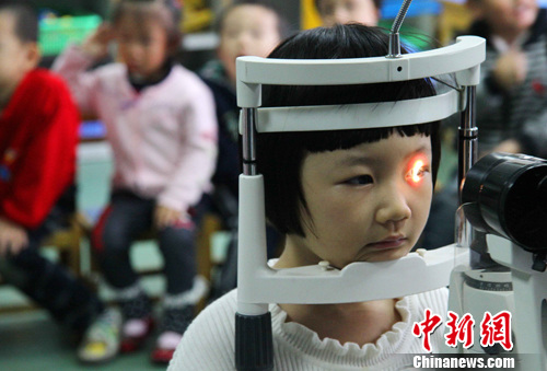 A little girl has her eyes tested at a hospital. （Photo/China News Service）