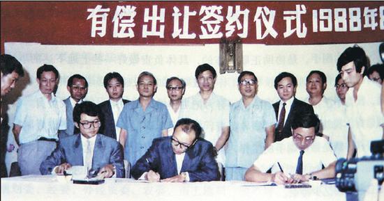 The signing ceremony for the country's first international land lease is held in Shanghai, on Aug. 8, 1988. (Photo/CHINA DAILY)