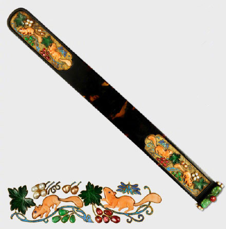 A hawksbill bianfang inlaid with beads and coral and decorated with squirrel and grape patterns, from the Qing Dynasty. (Photo/Official Weibo account of the Palace Museum)