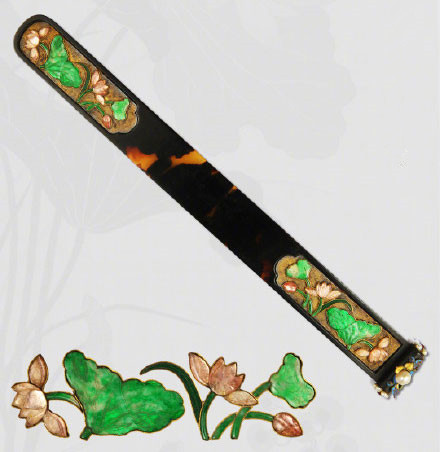 A hawksbill bianfang inlaid with beads, jade and flower patterns, from the Qing Dynasty. (Photo/Official Weibo account of the Palace Museum)