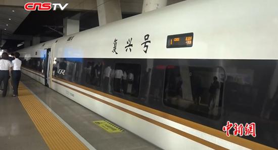 A Fuxing bullet train running on the Beijing-Tianjin intercity rail line arrives at a railway station, Aug. 1, 2018. (Photo/Screenshot on CNS TV)