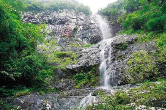 Water flows down Sanbai Mountain, Jiangxi province, before joining a tributary of the Dongjiang River. (SONG PING/CHINA DAILY)