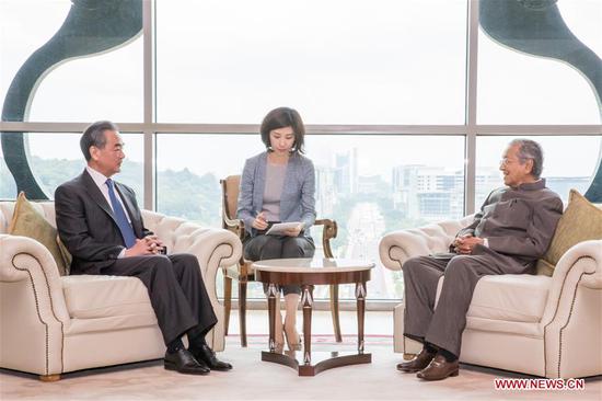 Malaysian Prime Minister Mahathir Mohamad (R) meets with Chinese State Councilor and Foreign Minister Wang Yi (L), in Putrajaya, Malaysia, Aug. 1, 2018. (Xinhua/Zhu Wei)